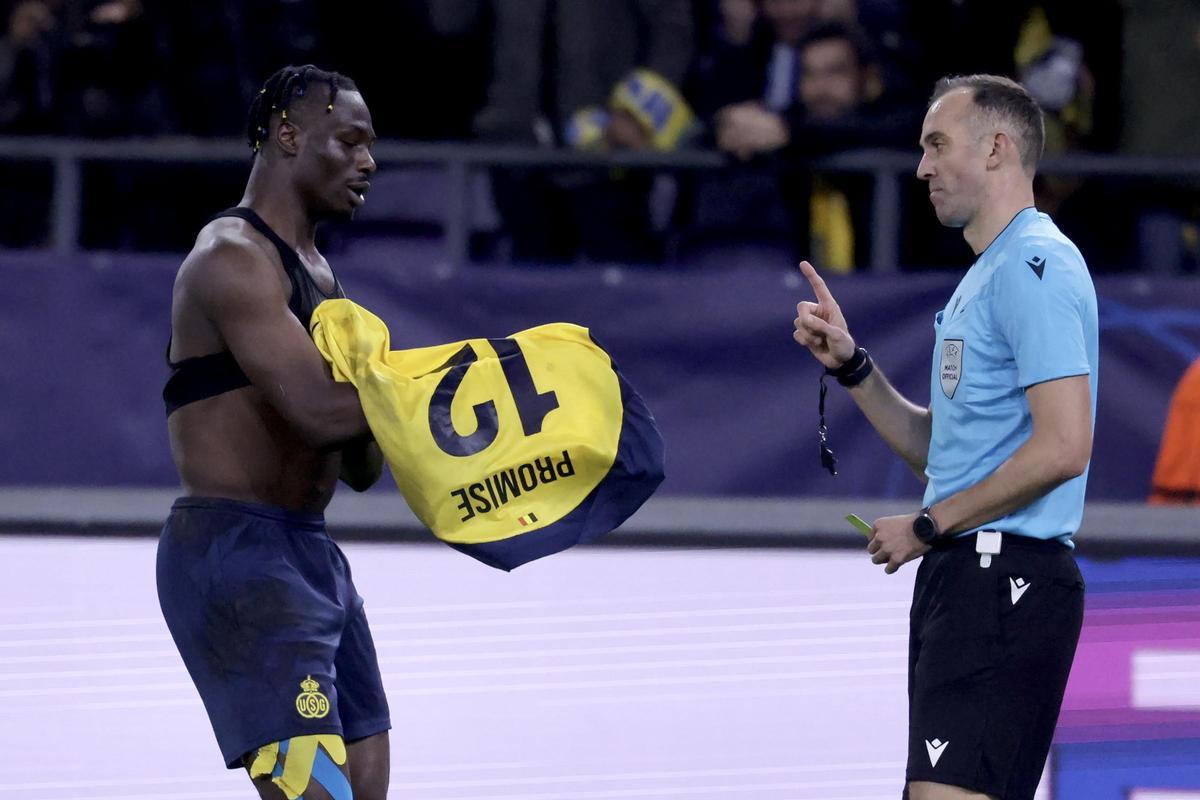 João Pinheiro, colegiado portugués con escarapela internacional, dirigiendo un partido de Champions.