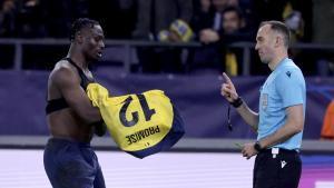 João Pinheiro, colegiado portugués con escarapela internacional, dirigiendo un partido de Champions.