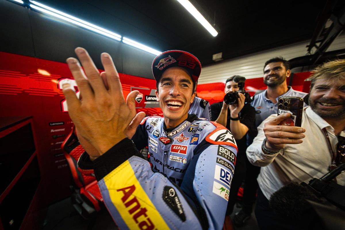 Marc Márquez entra, el domingo por la tarde, en el boxe de Ducati Lenovo, su nuevo equipo.
