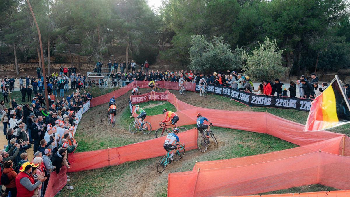 Los aficionados, que llenaron el circuito, disfrutaron con los ciclistas