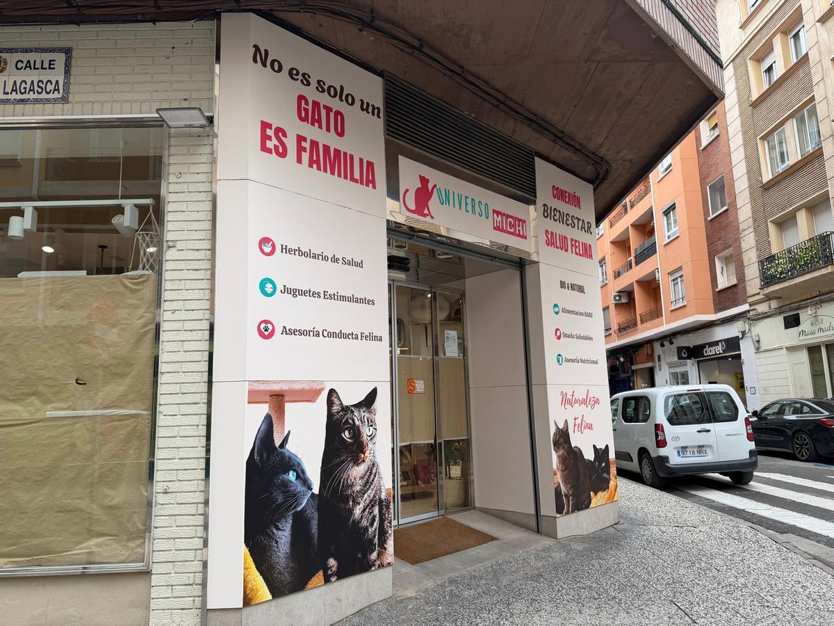 Tienda Universo michi en Arzobispo Domenech 7 esquina con Lagasca