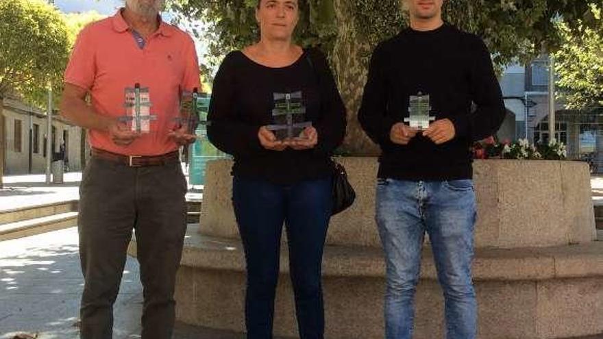 Los organizadores con los trofeos que se repartirán el sábado. // G.N