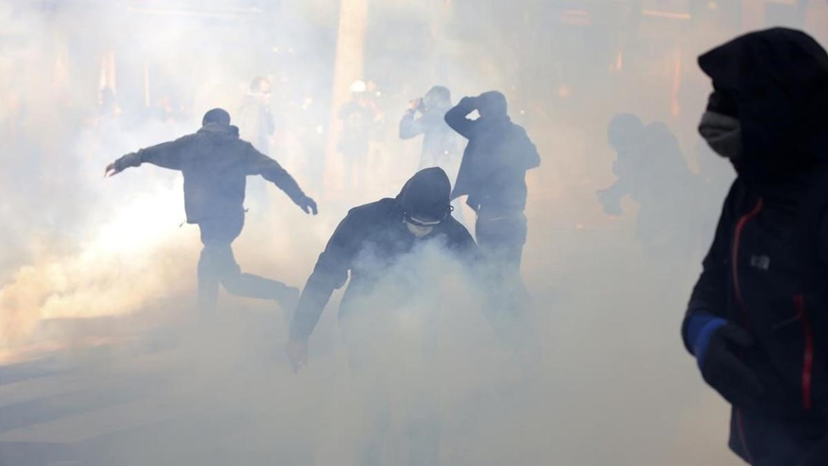 Jóvenes encapuchados lanzan cóctels molotov en la manifestación del Primero de Mayo en París.