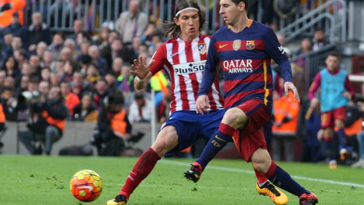 Leo Messi recibió una dura entrada de Filipe Luis