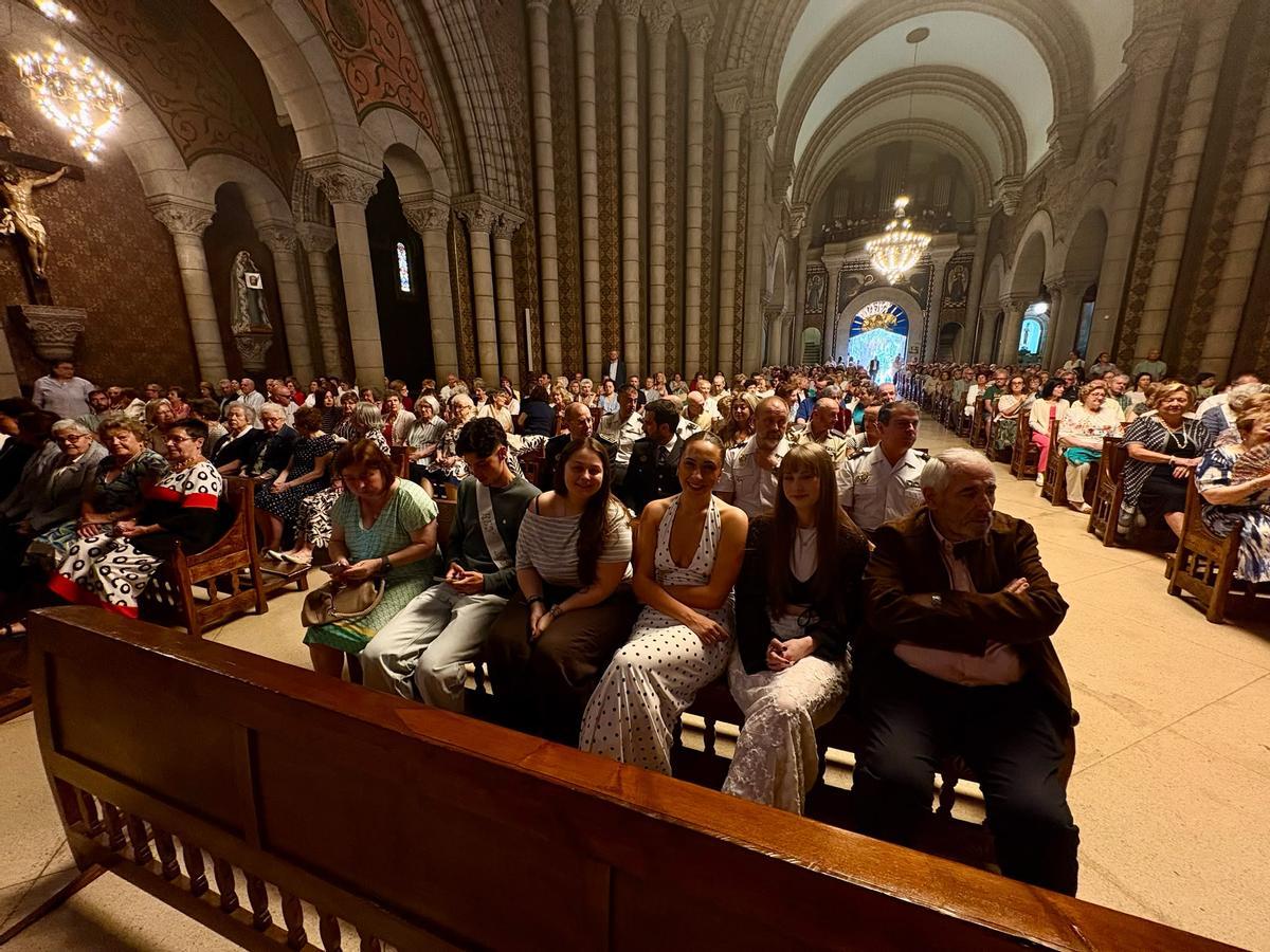 Asistentes a la misa solemne del día de San Pedro en La Felguera