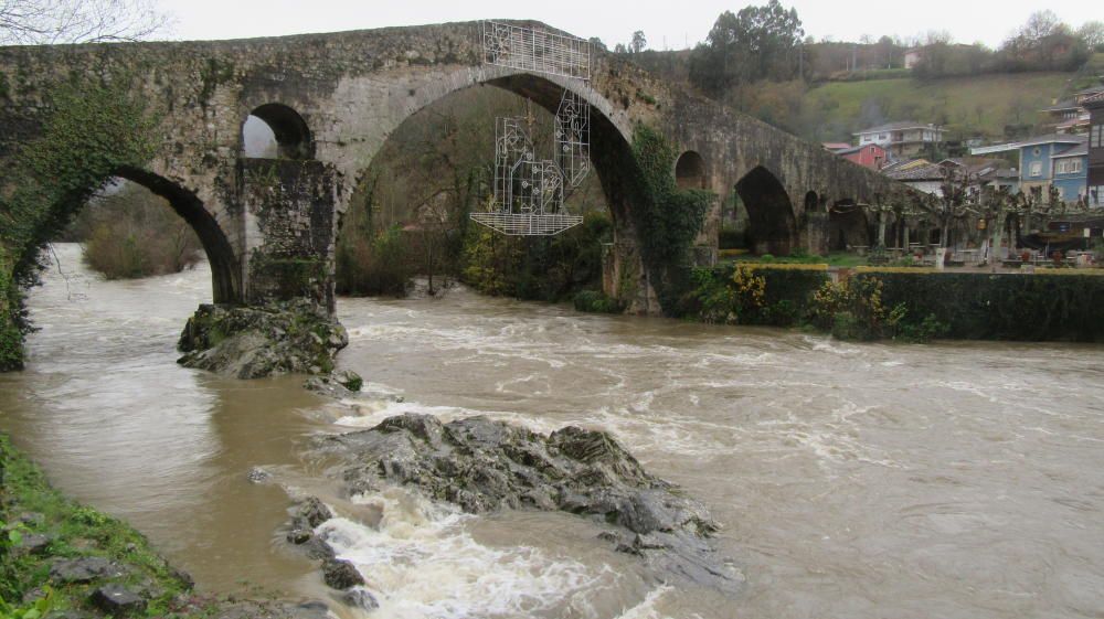 El río Sella, crecido a su paso por Cangas de Onís