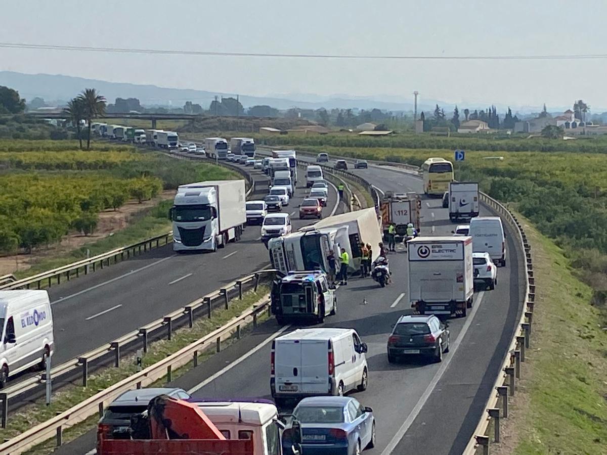 Largas colas de vehiculos en la A7 por el vuelco de un camión.