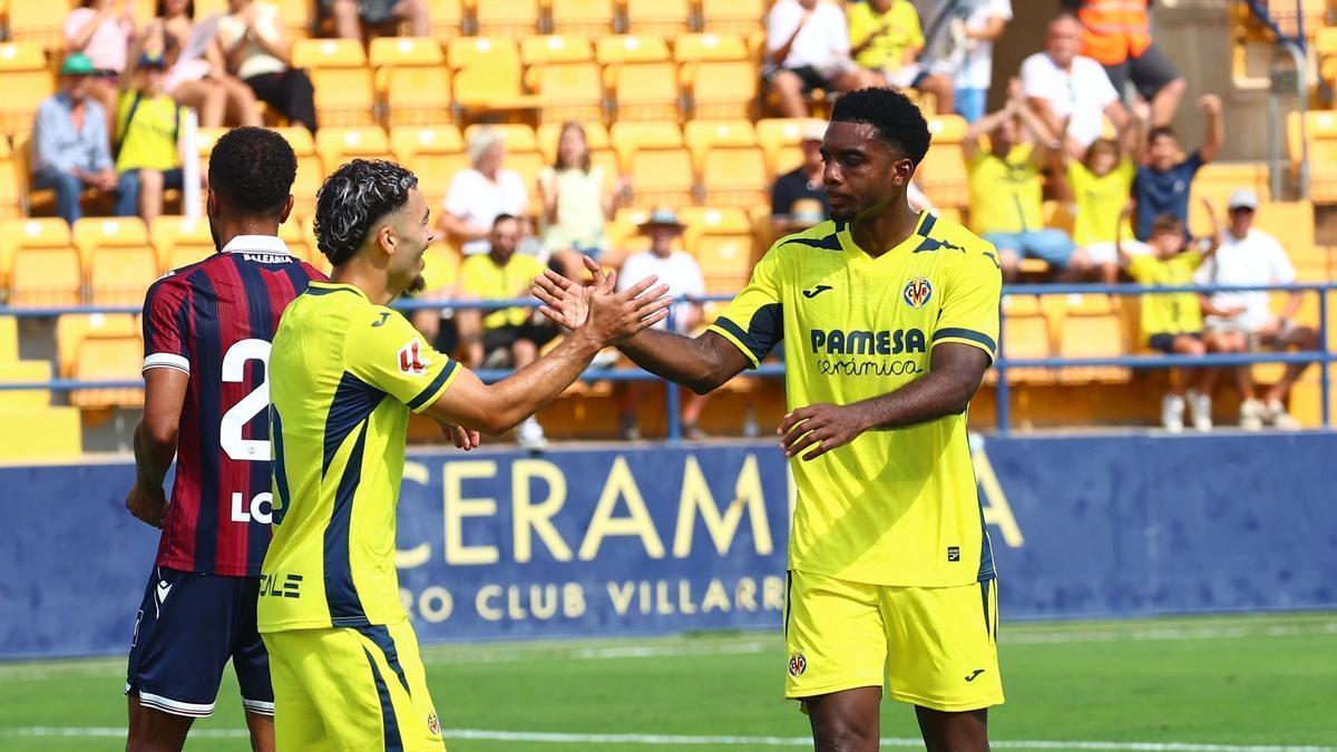 Logan Costa (d) celebra el gol del 1-0 del Villarreal ante el Levante tras jugada de Mikautadze (i) y Moleiro.