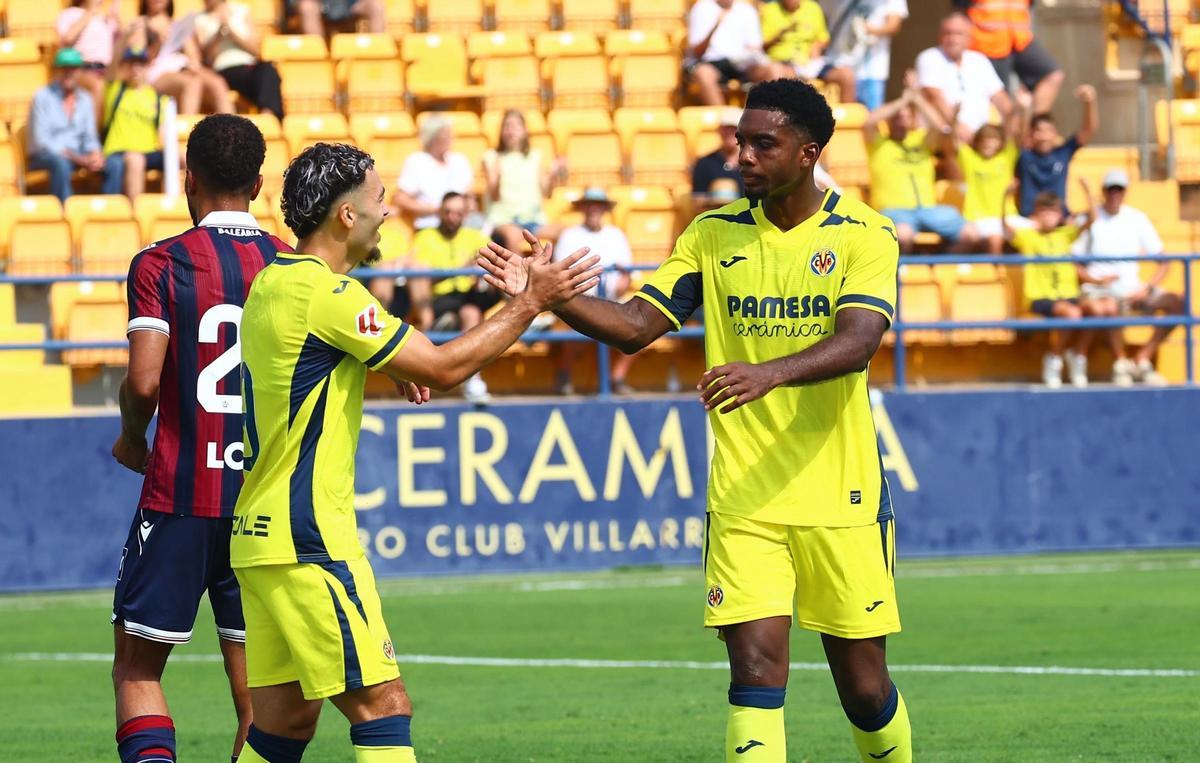 Logan Costa (d) celebra el gol del 1-0 del Villarreal ante el Levante tras jugada de Mikautadze (i) y Moleiro.