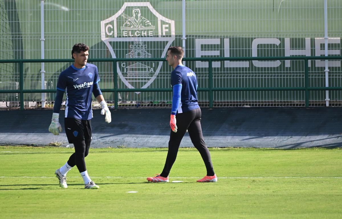 Matías Dituro (i), que será titular en Copa del Rey, se cruza con Iñaki Peña durante una sesión de trabajo de los porteros.