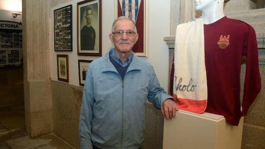 Cholo viendo el espacio dedicado a su persona en la exposición. /R.V.