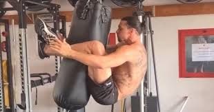 Captura de Zlatan Ibrahimovic haciendo abdominales de murciélago.