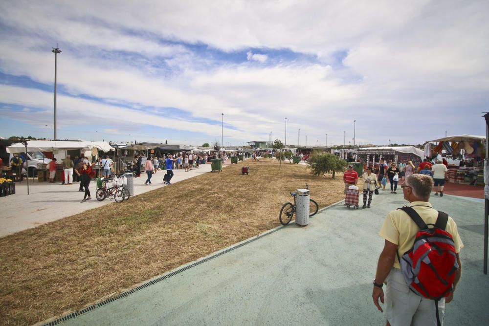 El nuevo recinto para el mercadillo de Torrevieja de los viernes se estrenó con una gran afluencia de usuarios, lo que provocó problemas de tráfico y falta de autobuses de transporte.