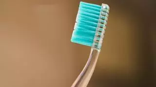 El truco de echar vinagre en el cepillo de dientes: mejorará tu salud