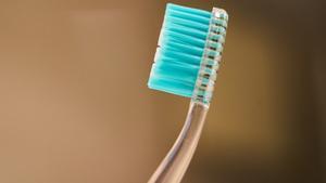 Un cepillo de dientes con cerdas azules