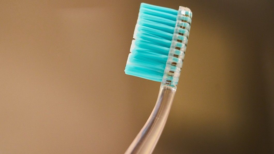 Un cepillo de dientes con cerdas azules