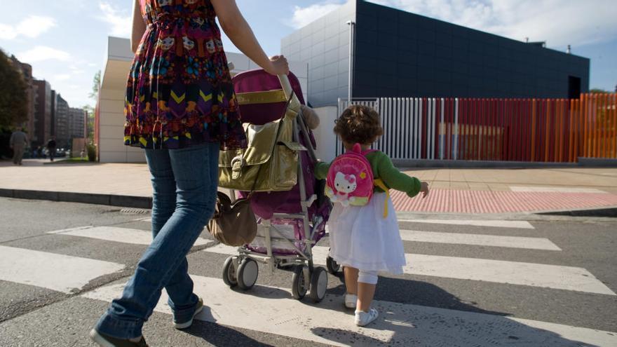 Una niña de la escuela de bebes de Avilés, de camino al centro