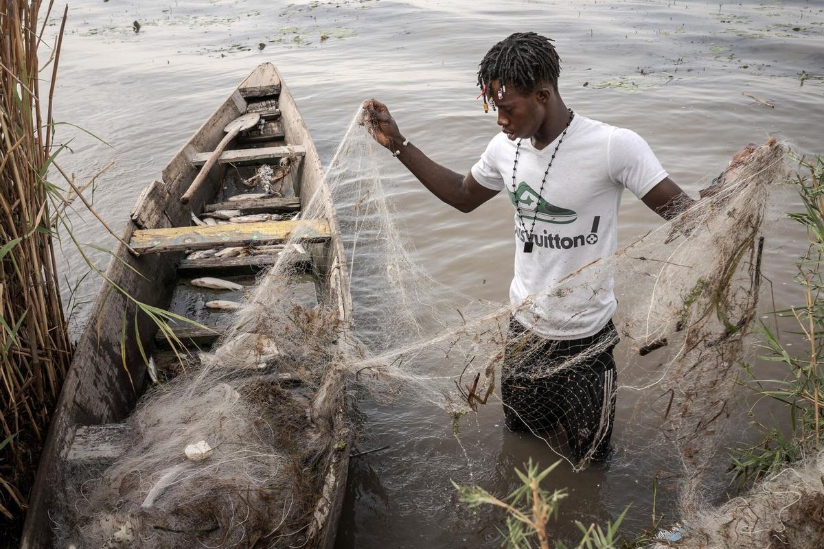 Un pescador de Senegal recoge las capturas en el lago Guiers, en la reserva natural de Tocc Tocc.