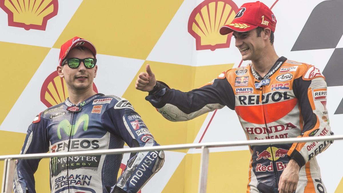 Dani Pedrosa y Jorge Lorenzo celebrando un podio de MotoGP en el año 2015