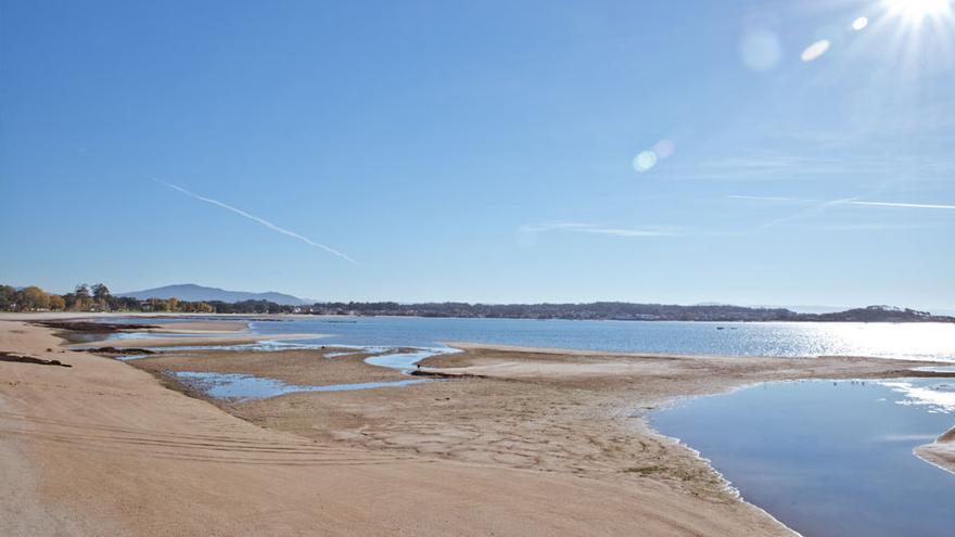 Unos piragüistas rescatan el cuerpo sin vida de un hombre en una playa de Boiro
