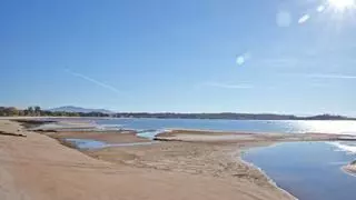Unos piragüistas rescatan el cuerpo sin vida de un hombre en una playa de Boiro