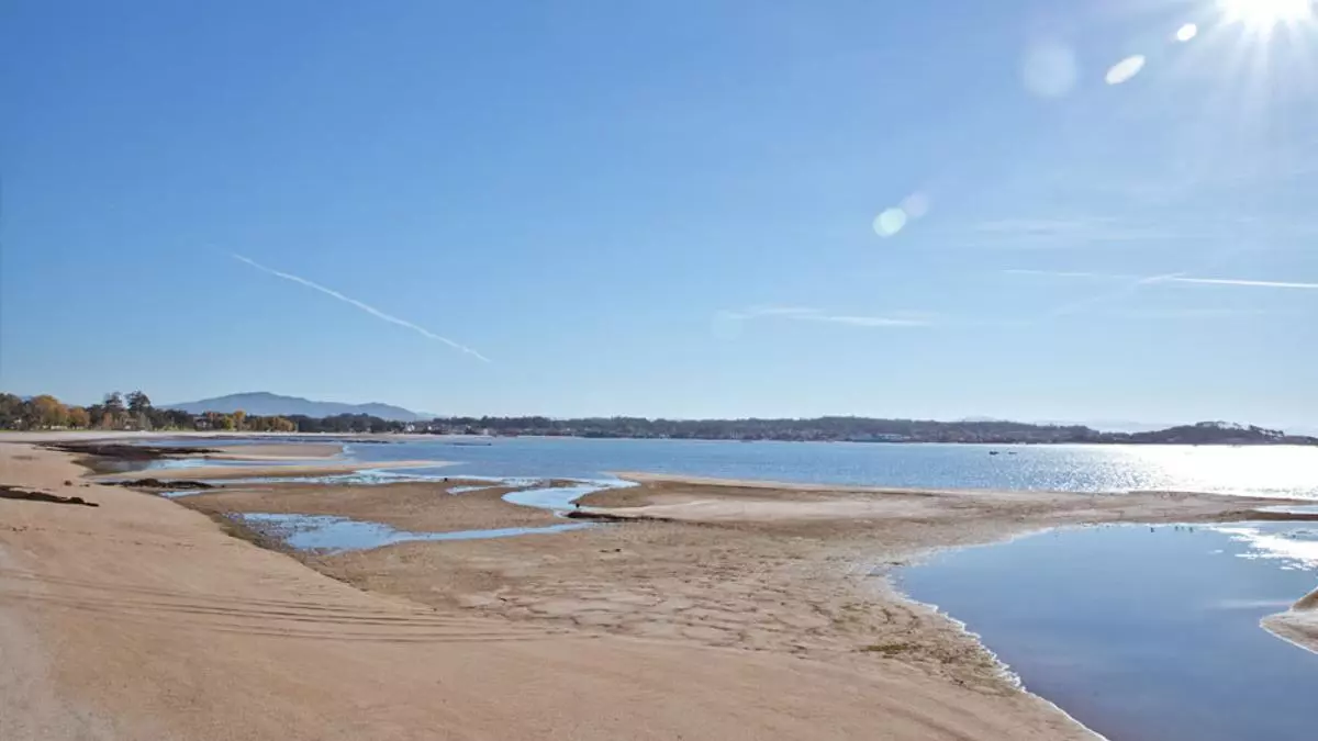 Unos piragüistas rescatan el cuerpo sin vida de un hombre en una playa de Boiro