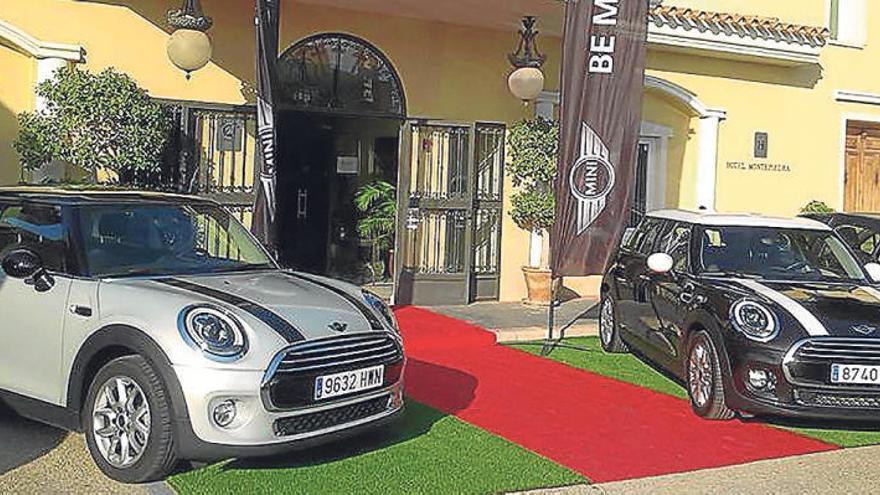 Los nuevos MINI Cooper de tres y cinco puertas posaron en el Hotel Montepiedra de Campoamor durante la muestra