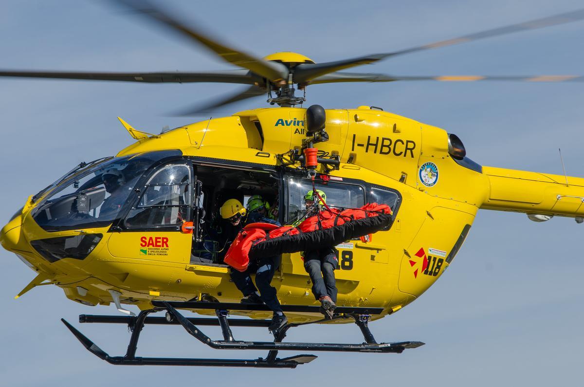 Un helicóptero de Avincis trabaja en un rescate.