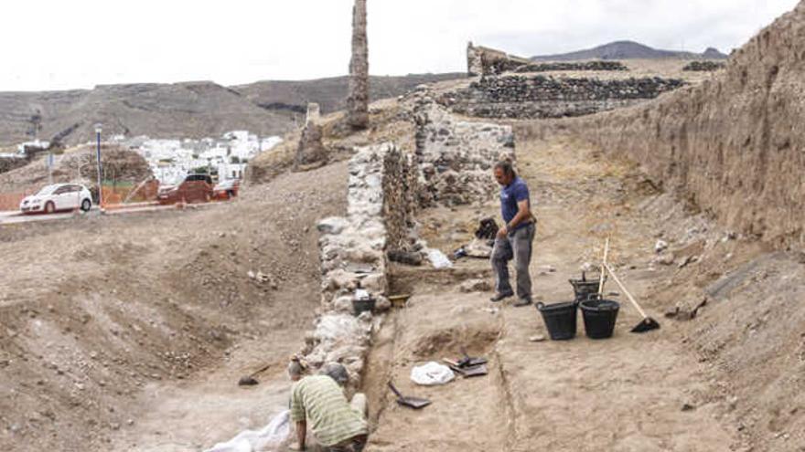 Vista de uno de los muros del ingenio de Las Candelarias, con un especialista de Arqueocanarias limpiando el yacimiento. | josé carlos guerra