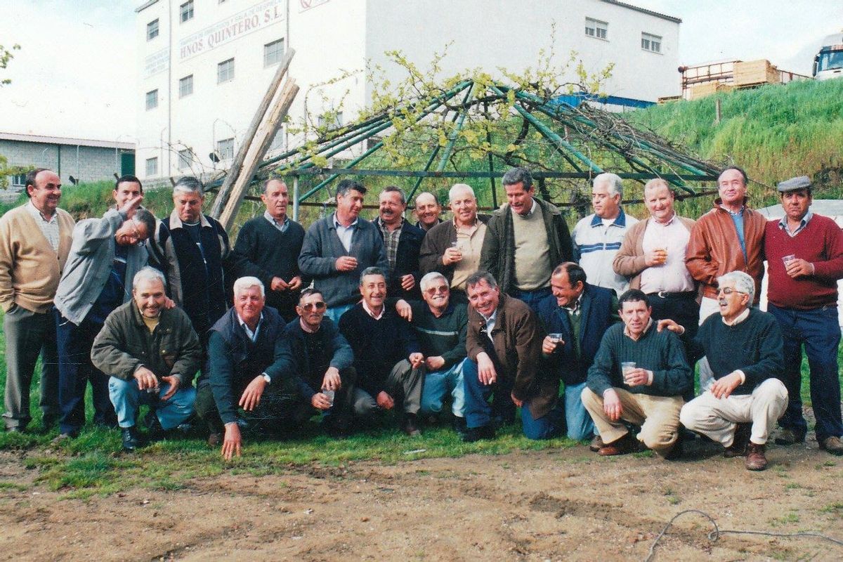 Comida con sus amigos de Monesterio en su 70 cumpleaños (segundo por la derecha en la fila de arriba)