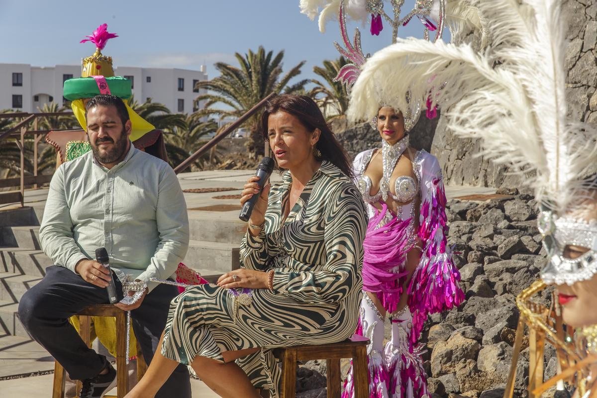 Javier Díaz y Olivia Duque en la presentación del Carnaval de Teguise.