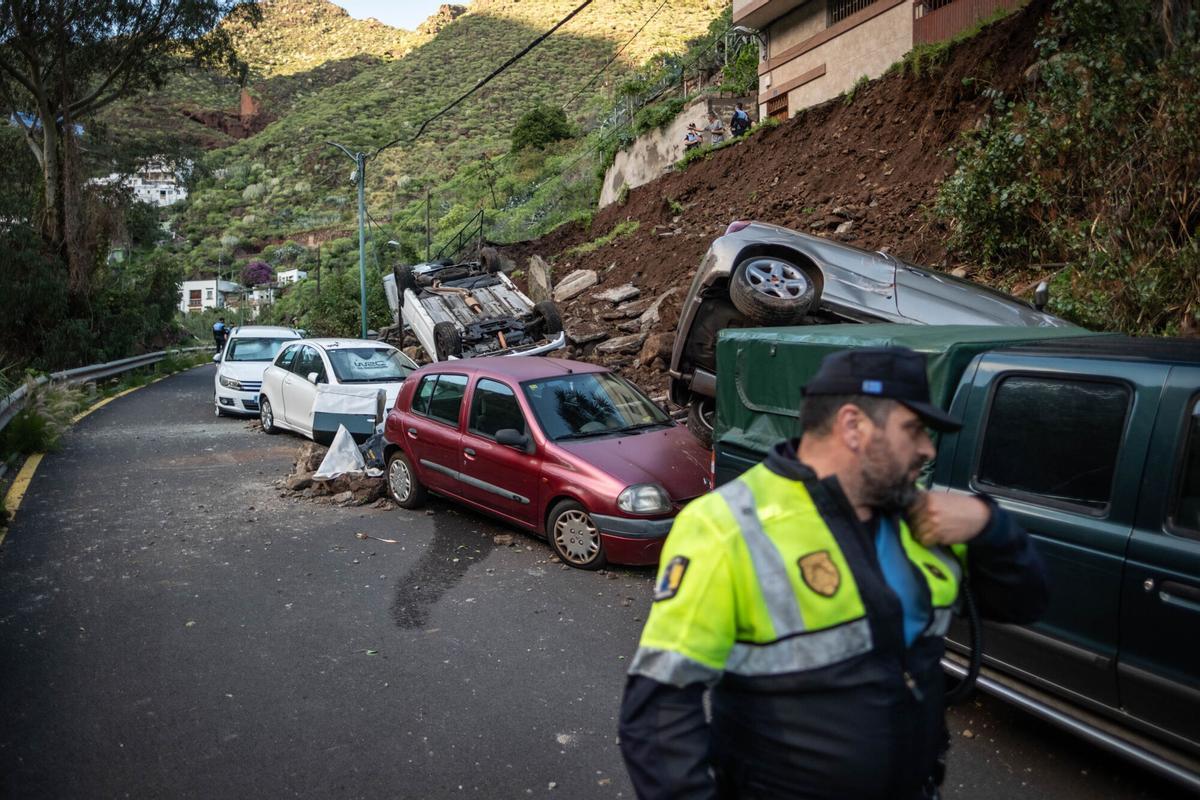 Siete coches afectados al caerse una calle en Valleseco por la borrasca Therese