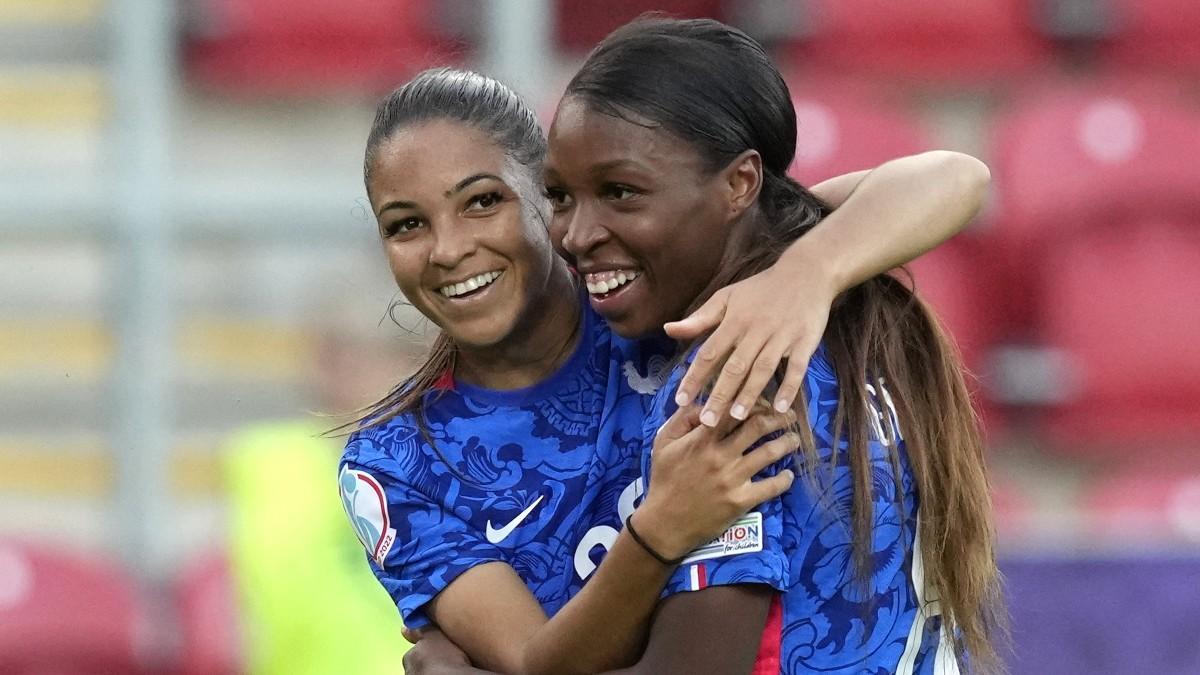 Francia pasó por encima de Italia en el debut