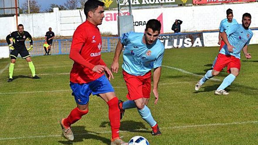 Un jugador del Benavente controla el balón durante un partido de esta temporada.