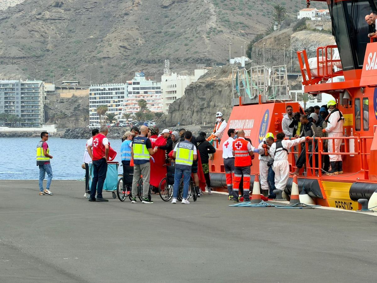 Llegada de una patera con 47 personas al muelle de Arguineguín