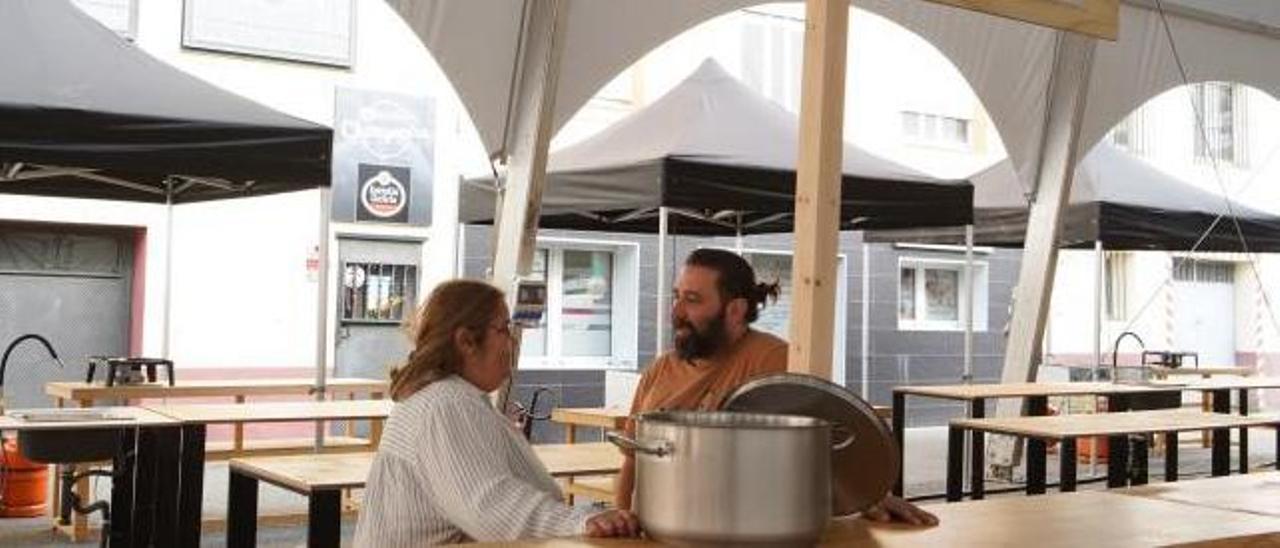 Preparativos, ayer, de la carpa del Campo da Feira Vello para el festival. |   // BERNABÉ