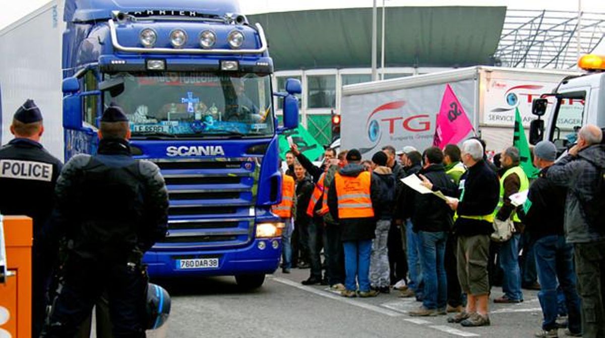 Treballadors vaguistes bloquegen l’entrada al port industrial Édouard Herriot, a Lió.
