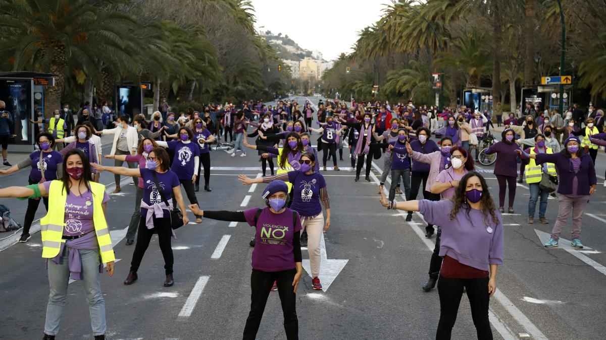 Baile feminista por el 8M en el Paseo del Parque de Málaga