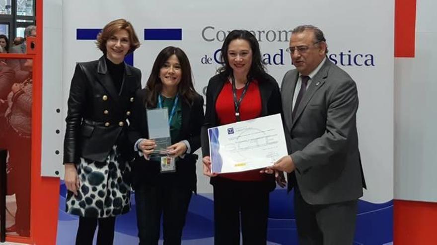 Lorena Zamorano e Indira Amaya recogiendo el premio.