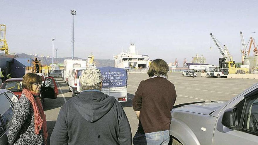 Pasajeros esperan para embarcar en el puerto de El Musel con destino a Poole.
