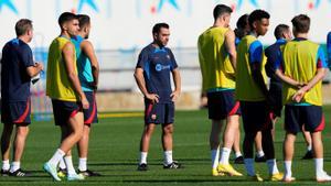 Xavi espera la llegada de todos los jugadores para repartir instrucciones.