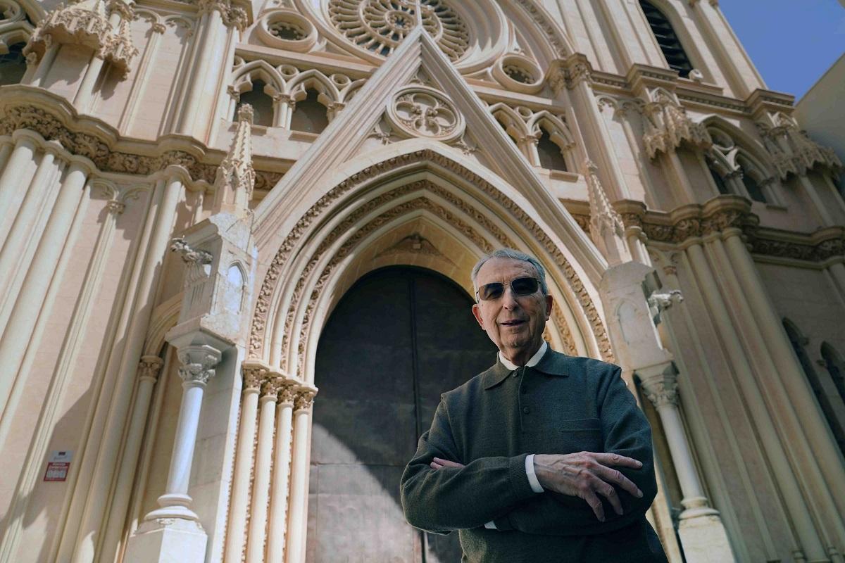 El padre Ignacio Núñez de Castro, jesuita de Málaga, este lunes 21 de abrill delante del templo del Sagrado Corazón, en la calle Compañía.