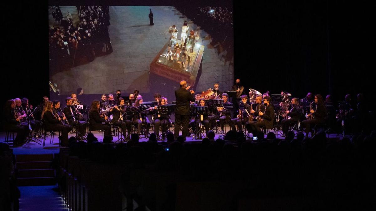 La Banda Maestro Nacor Blanco toca durante los minutos dedicados a Vera Cruz. | J.L.F.