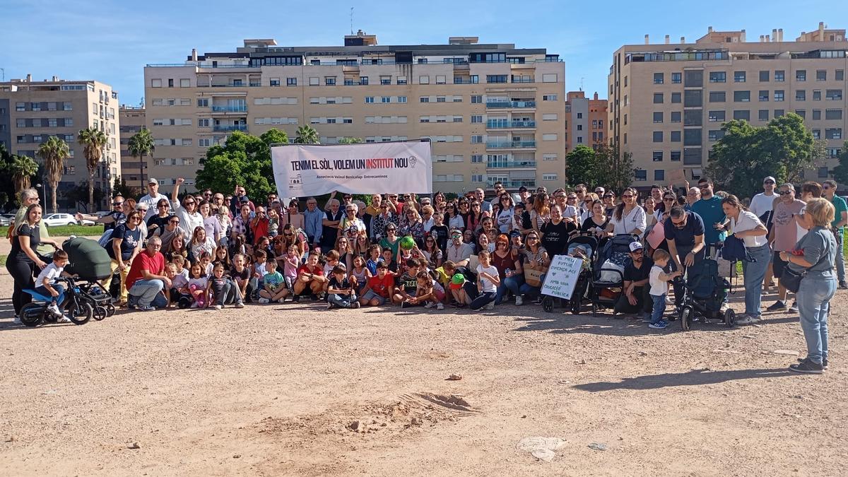 Unos 500 vecinos se concentraron en el solar.