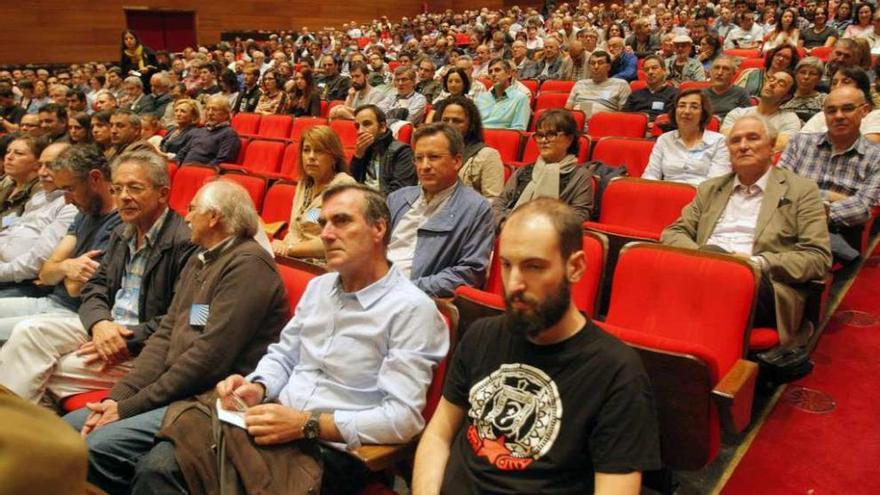 Vence, el primero por la derecha en la segunda fila, ayer en la reunión de Santiago. // X.A.