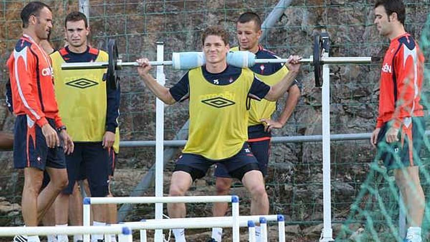 Renan levanta pesas durante un entrenamiento en A Madroa