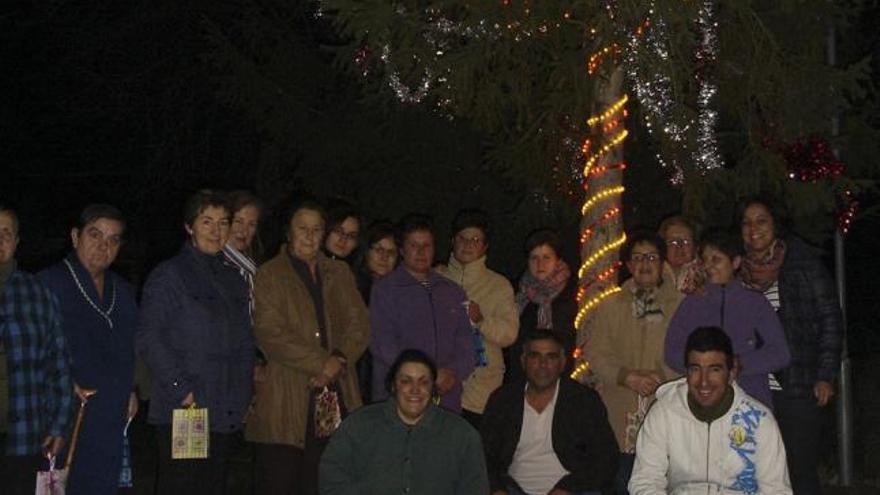 Los vecinos de Maire posan junto al árbol.