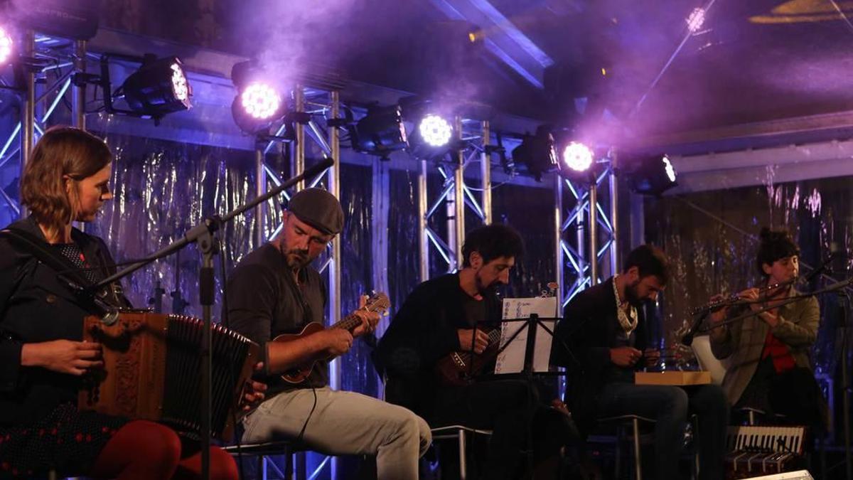 "Fabes de Mayo", durante un concierto.