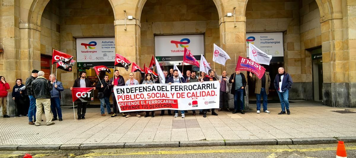Miembros de CGT, Sindicato Ferroviario y Alferro, esta mañana en Oviedo