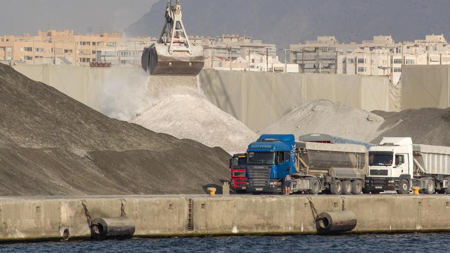 Los vecinos del Puerto exigen a Echávarri que cumpla los decretos de Pavón parando los graneles